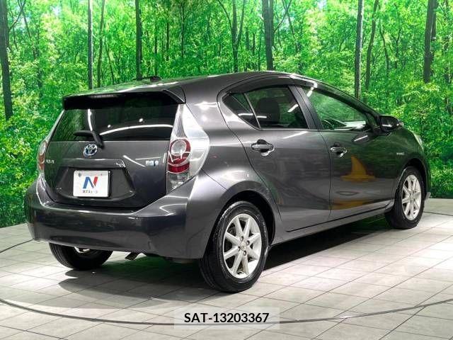 Toyota AQUA 2013-07 292138-17