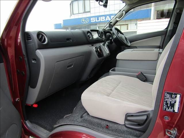 Nissan NV350 Caravan Microbus 2017-08 14077-20
