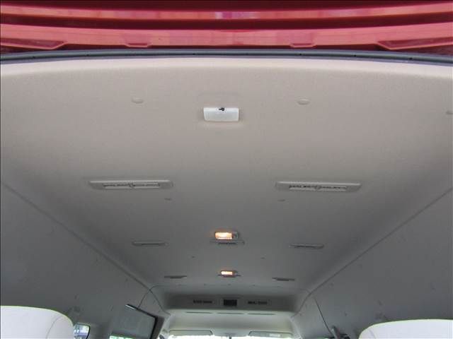 Nissan NV350 Caravan Microbus 2017-08 14077-27