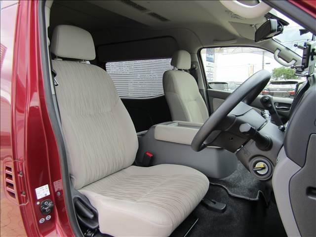Nissan NV350 Caravan Microbus 2017-08 14077-19
