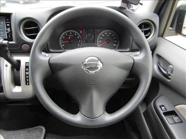 Nissan NV350 Caravan Microbus 2017-08 14077-2