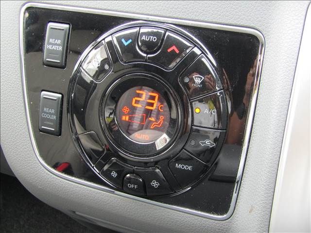 Nissan NV350 Caravan Microbus 2017-08 14077-12