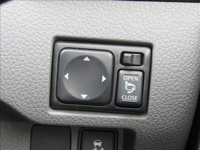 Nissan NV350 Caravan Microbus 2017-08 14077-15
