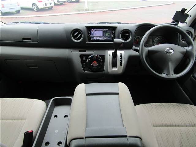 Nissan NV350 Caravan Microbus 2017-08 14077-1