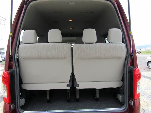 Nissan NV350 Caravan Microbus 2017-08 14077-26