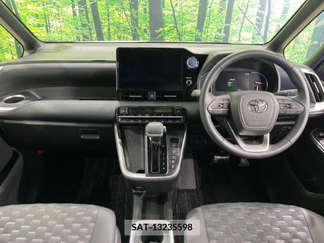 Toyota VOXY HYBRID 2022-10 341512-1