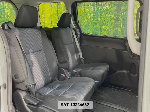Toyota VOXY 2014-02 379911-9