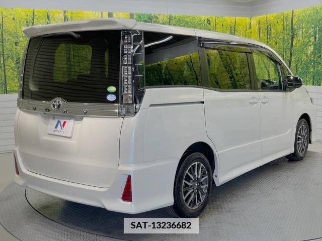 Toyota VOXY 2014-02 379911-17