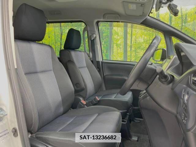 Toyota VOXY 2014-02 379911-8