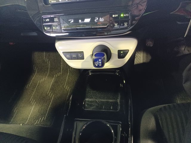 Toyota PRIUS 2018-07 5096-8