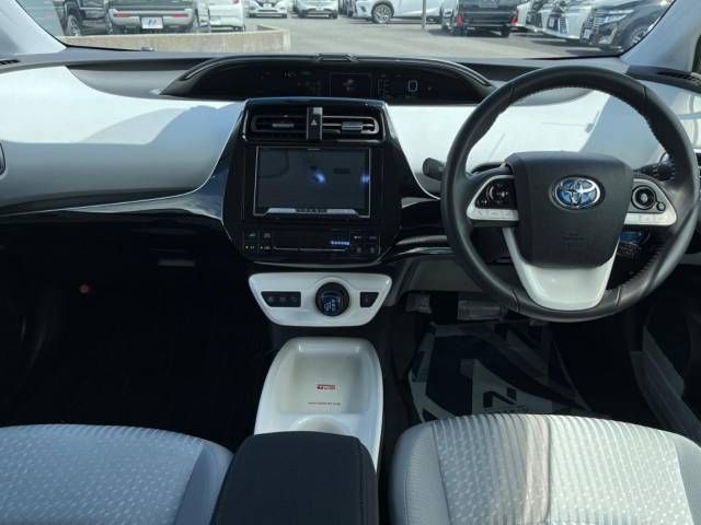 Toyota PRIUS 2016-08 5520-1