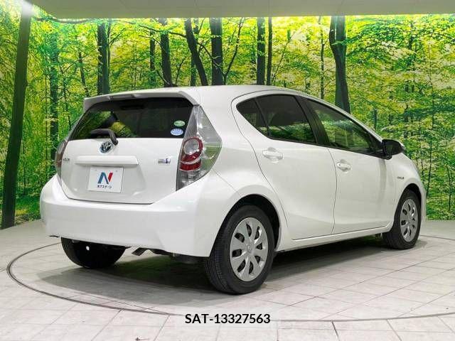 Toyota AQUA 2013-01 385699-17