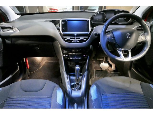 Peugeot 208 2013-02 13479-15