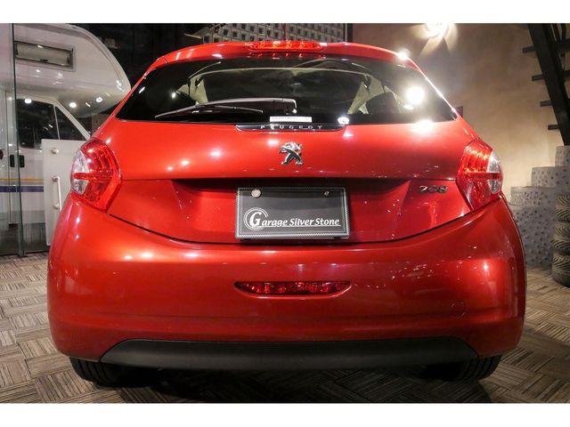 Peugeot 208 2013-02 13479-2