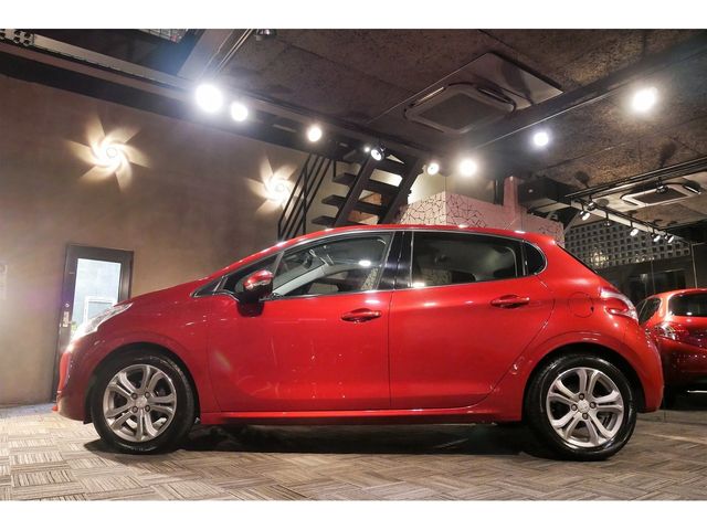 Peugeot 208 2013-02 13479-4