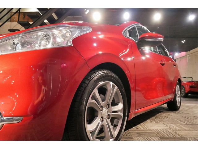 Peugeot 208 2013-02 13479-17