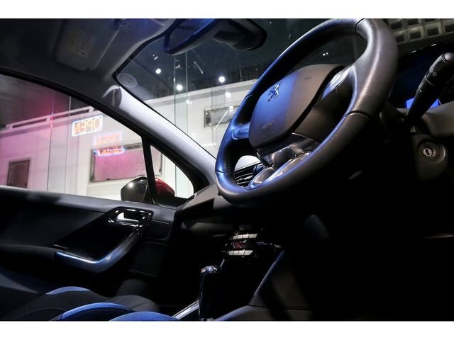 Peugeot 208 2013-02 13479-12