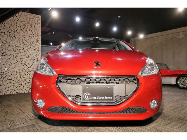 Peugeot 208 2013-02 13479-1