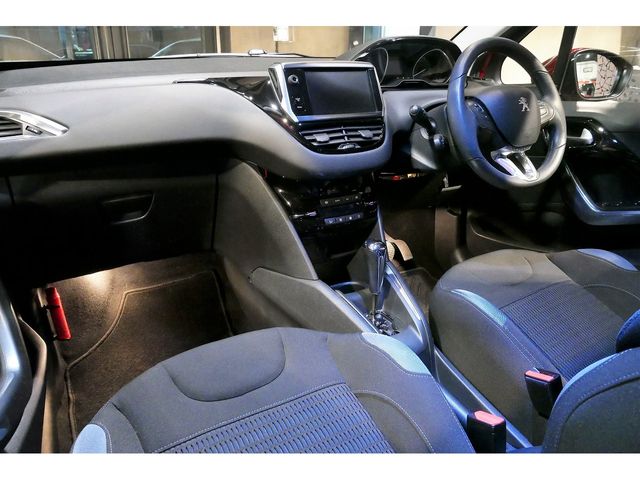Peugeot 208 2013-02 13479-16
