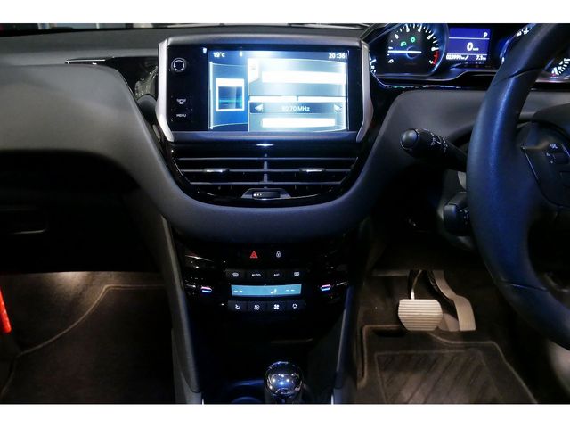Peugeot 208 2013-02 13479-9