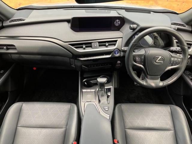 Lexus UX 2019-07 23077-1