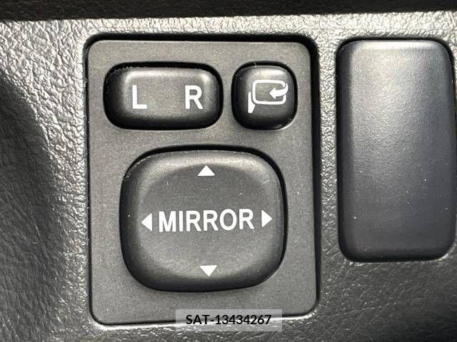 Toyota BB 2011-03 261575-3