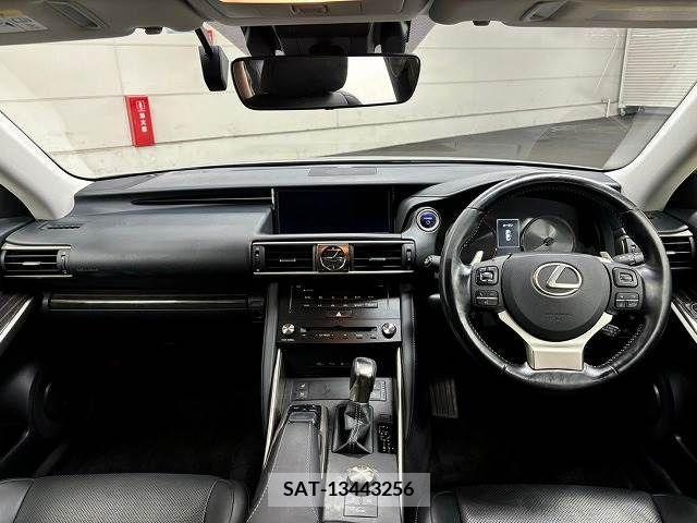 Lexus IS 2017-08 353986-1