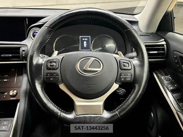 Lexus IS 2017-08 353986-13