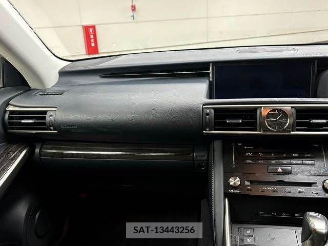 Lexus IS 2017-08 353986-12