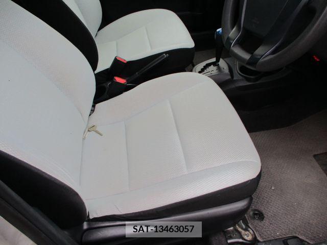 Toyota AQUA 2017-01 215674-13