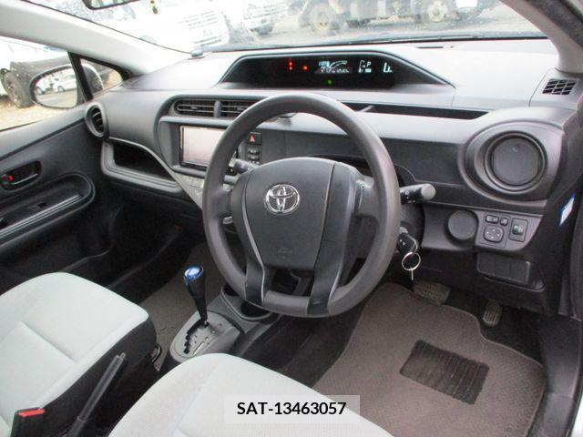 Toyota AQUA 2017-01 215674-1