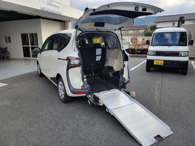 Toyota SIENTA 2015-10 183771-11