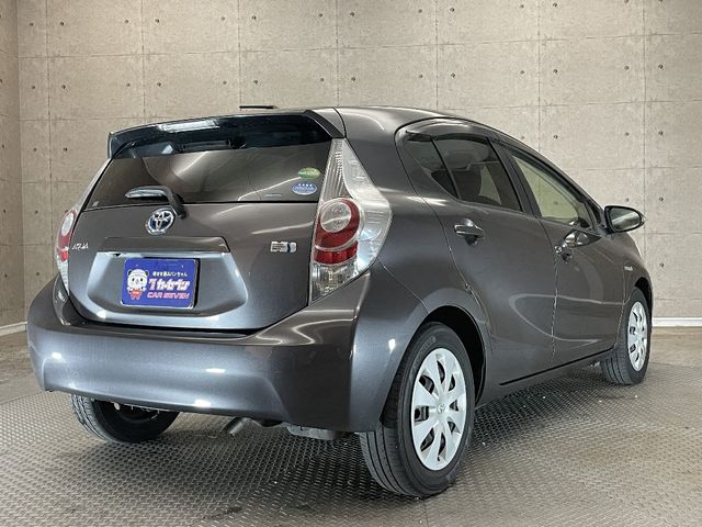 Toyota AQUA 2012-07 27586-1