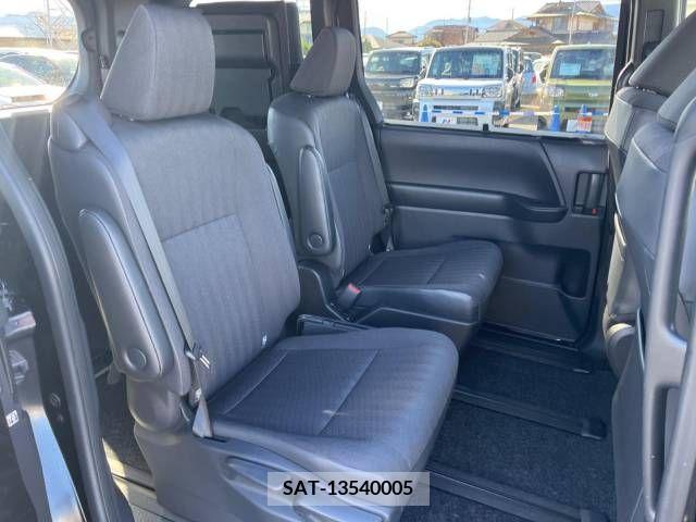 Toyota VOXY 2023-05 208085-9