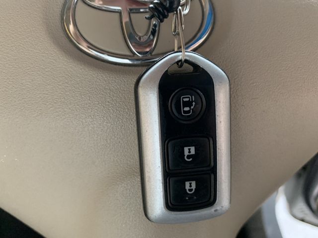 Toyota SIENTA 2011-08 8308-17