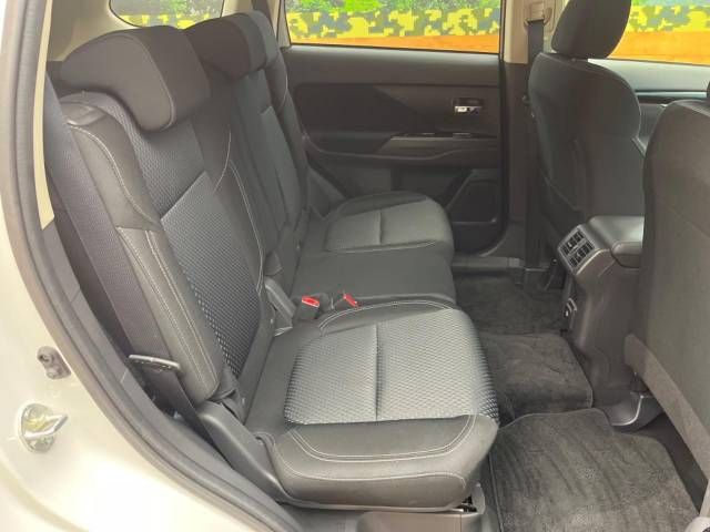 Mitsubishi OUTLANDER PHEV 2019-09 23055-9