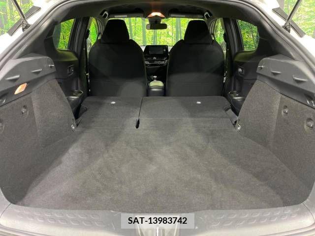 Toyota C-HR 2017-05 264175-10