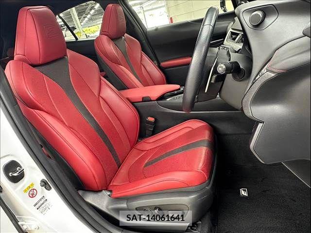 Lexus UX 2019-06 240146-7