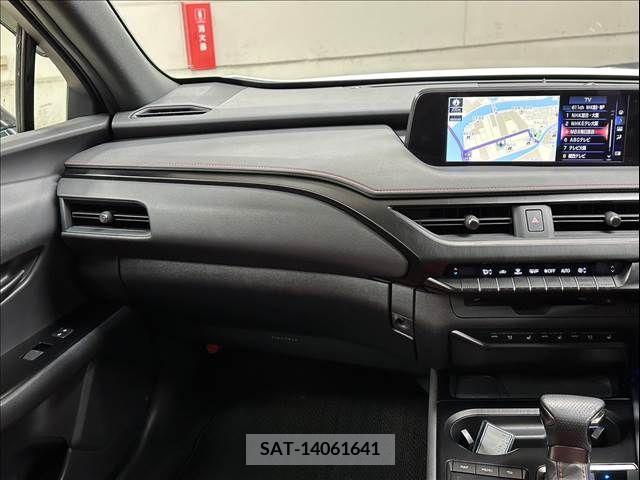 Lexus UX 2019-06 240146-11