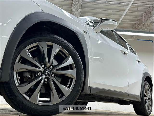 Lexus UX 2019-06 240146-10