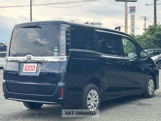 Toyota VOXY 2015-10 330331-4