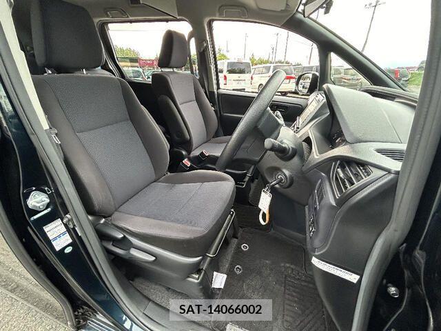 Toyota VOXY 2015-10 330331-17