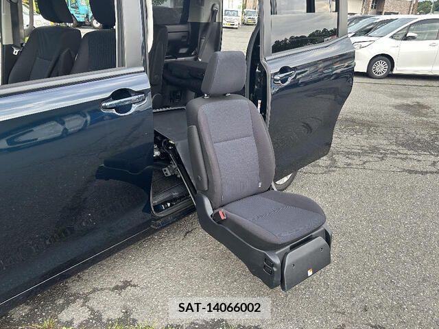 Toyota VOXY 2015-10 330331-15