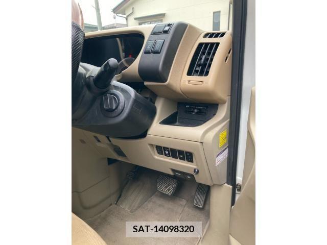Nissan SERENA 2005-07 393929-17