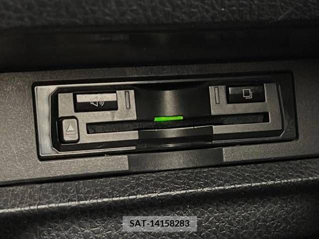 Toyota VOXY HYBRID 2018-10 370585-7
