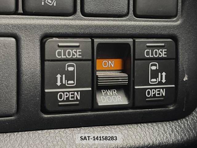 Toyota VOXY HYBRID 2018-10 370585-3
