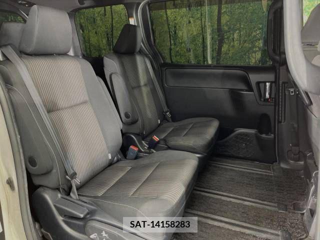 Toyota VOXY HYBRID 2018-10 370585-9