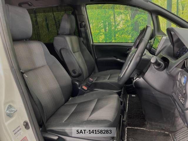 Toyota VOXY HYBRID 2018-10 370585-8