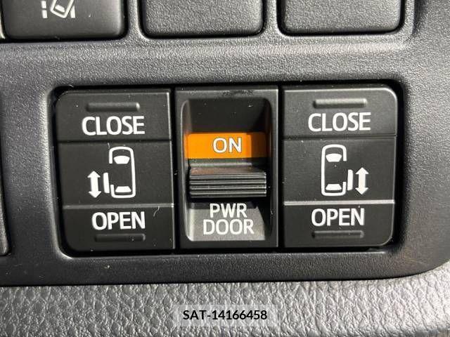 Toyota NOAH 2017-07 298098-5