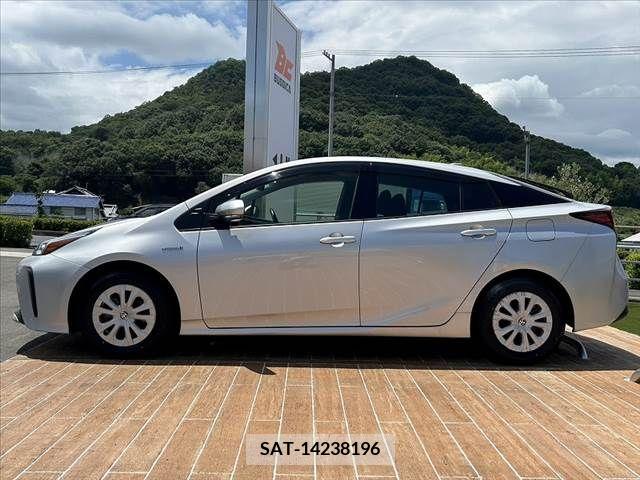 Toyota PRIUS 2019-04 330007-14
